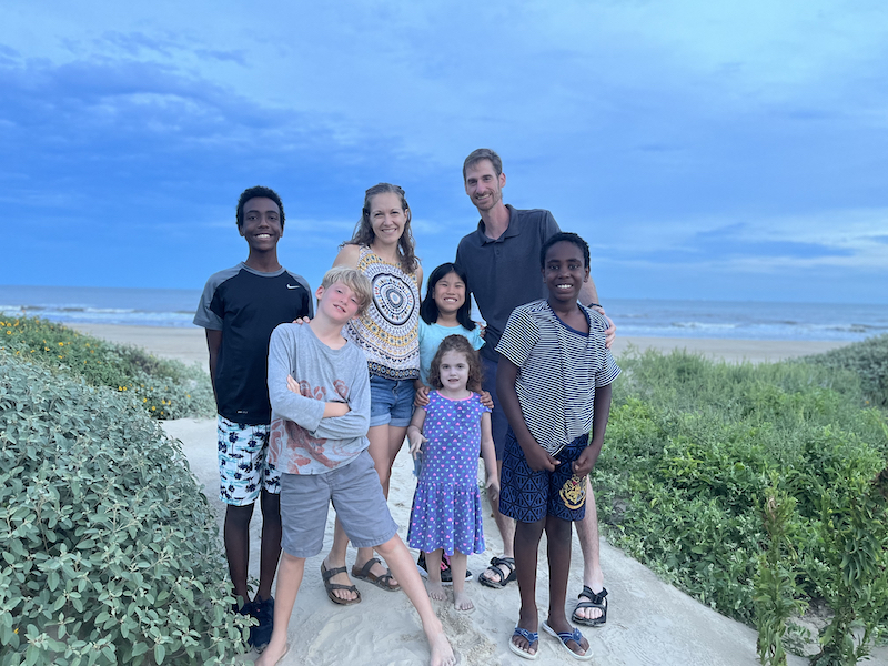 Six members of the Peek family with the ocean in the background